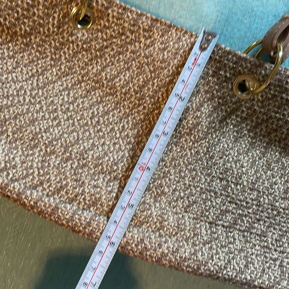 Beige and gold paper straw handbag magnetic closure inside EUC woven straw 12x6” - Picture 7 of 10